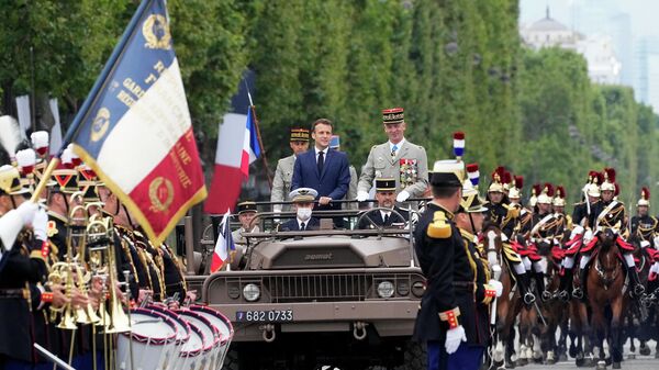 El presidente de Francia, Emmanuel Macron, durante el desfile - Sputnik Mundo