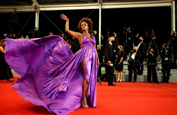 Una invitada en la alfombra roja del Festival de Cannes. - Sputnik Mundo