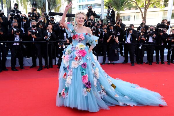 La legendaria actriz Sharon Stone lució un elegante vestido de tul azul decorado con flores. - Sputnik Mundo