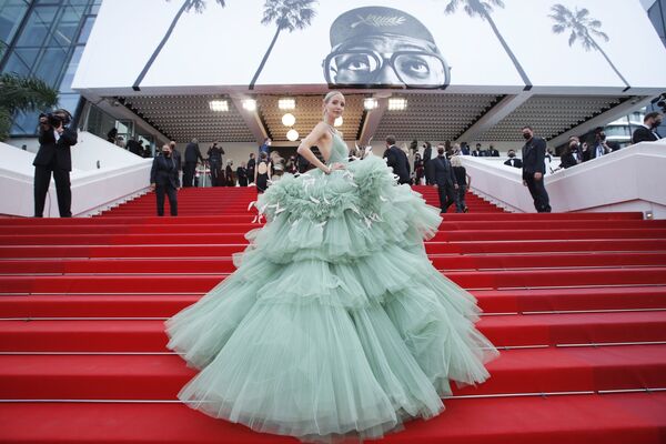 La modelo y bloguera alemana Leonie Hanne eclipsó a las actrices con su atuendo de tul verde decorado con plumas. - Sputnik Mundo