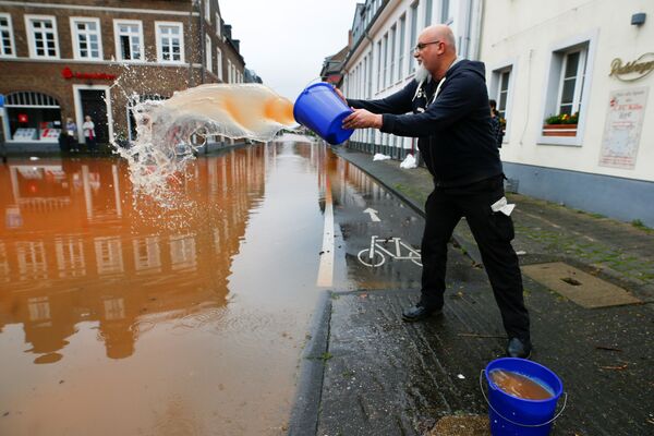 Una calle inundada en Erftstadt. - Sputnik Mundo