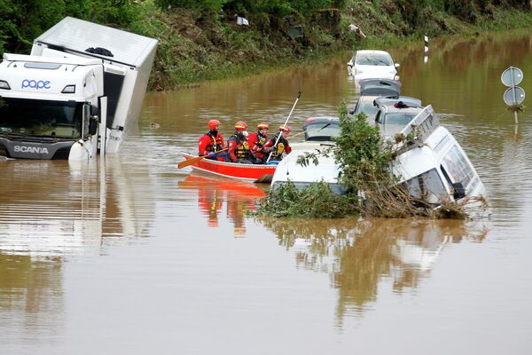 El equipo de rescate rema cerca de autos inundados atascados en la carretera tras las fuertes lluvias en Erftstadt, Alemania, 16 de julio de 2021 / Foto de archivo - Sputnik Mundo