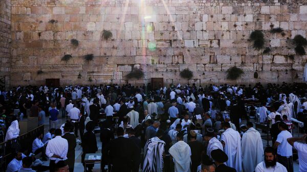 Los fieles judíos rezan durante Tisha b'Av, un día de ayuno y lamento, que conmemora la fecha del calendario judío en la que se cree que fueron destruidos el Primer y Segundo Templos, Ciudad Vieja de Jerusalén, el 18 de julio de 2021 - Sputnik Mundo