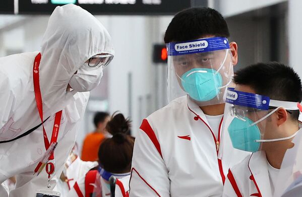 El presidente de la Asociación de Baloncesto de China, Yao Ming, se hace la prueba del coronavirus en el aeropuerto. - Sputnik Mundo