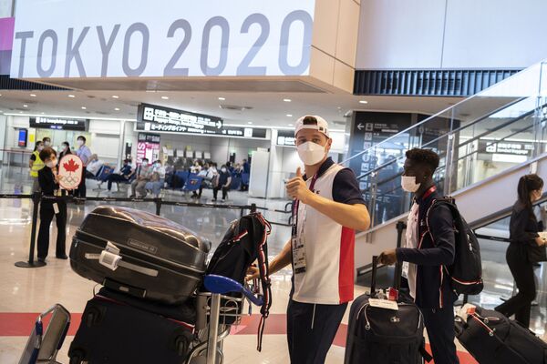 La selección olímpica francesa de fútbol en el aeropuerto de Narita. - Sputnik Mundo