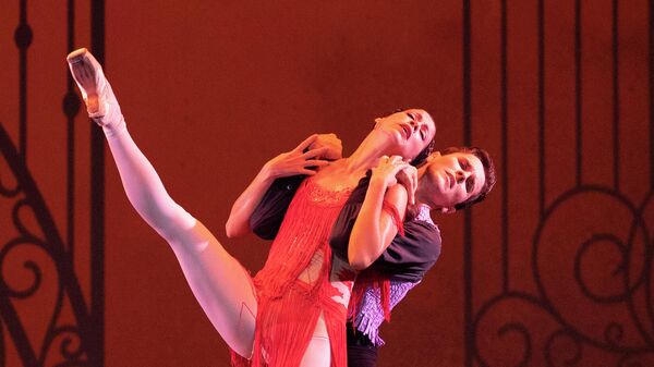 Los primeros bailarines Anette Delgado y Dani Hernández durante su interpretación del ballet 'Carmen' - Sputnik Mundo
