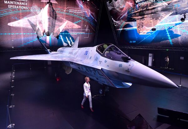 El nuevo caza podrá llevar a bordo todas las armas de su predecesor, el Su-57, y atacar simultáneamente seis objetivos aéreos, marítimos o terrestres. - Sputnik Mundo