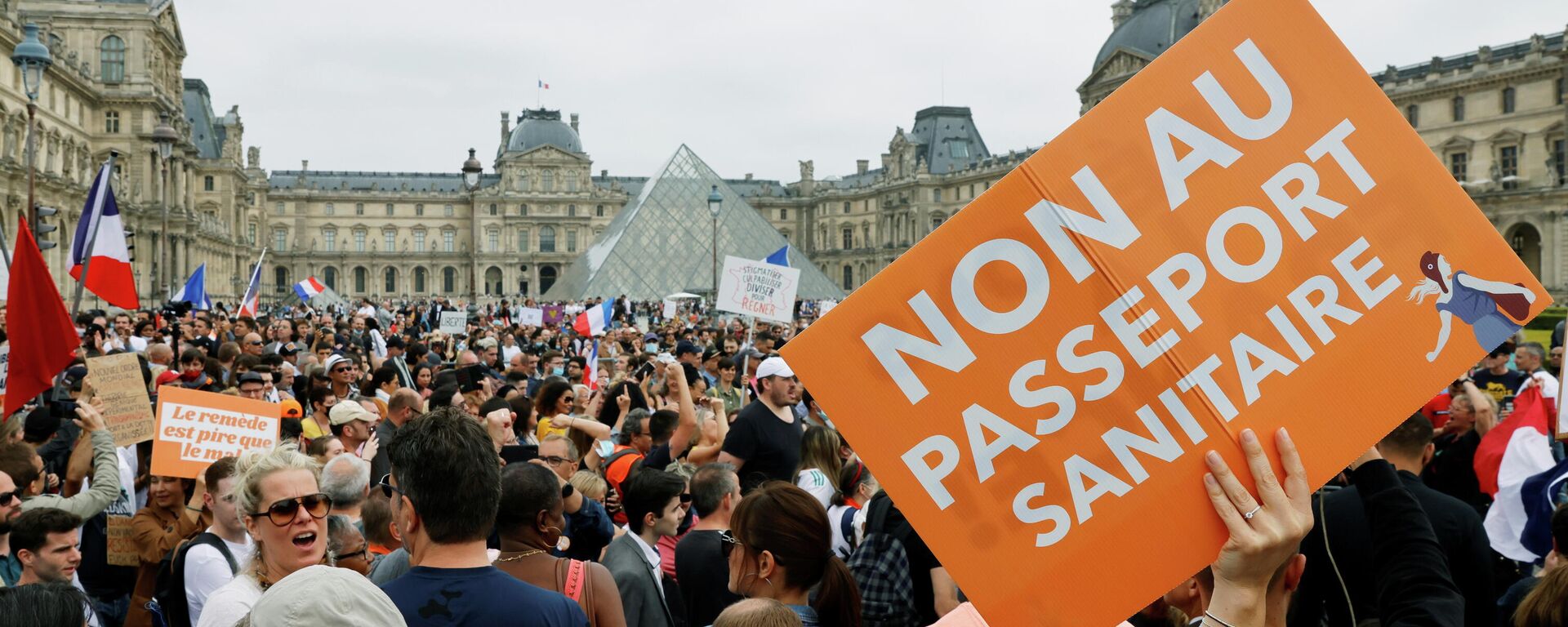 Manifestantes marchan contra el 'pasaporte COVID' y la vacunación obligatoria en París - Sputnik Mundo, 1920, 21.07.2021