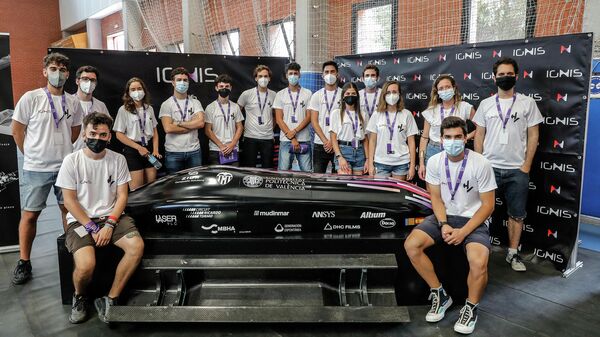 Los estudiantes valencianos, posando con el prototipo con el que compiten, el IGNIS - Sputnik Mundo