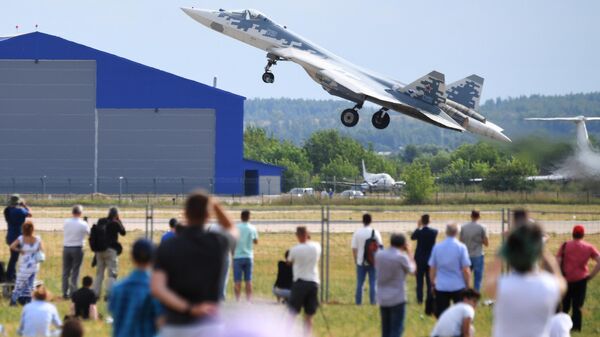 Un caza Su-57 en el Salón MAKS 2021 - Sputnik Mundo