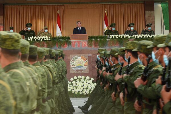 El desfile de las Fuerzas Armadas, reservistas y agentes de los cuerpos de seguridad de Tayikistán - Sputnik Mundo