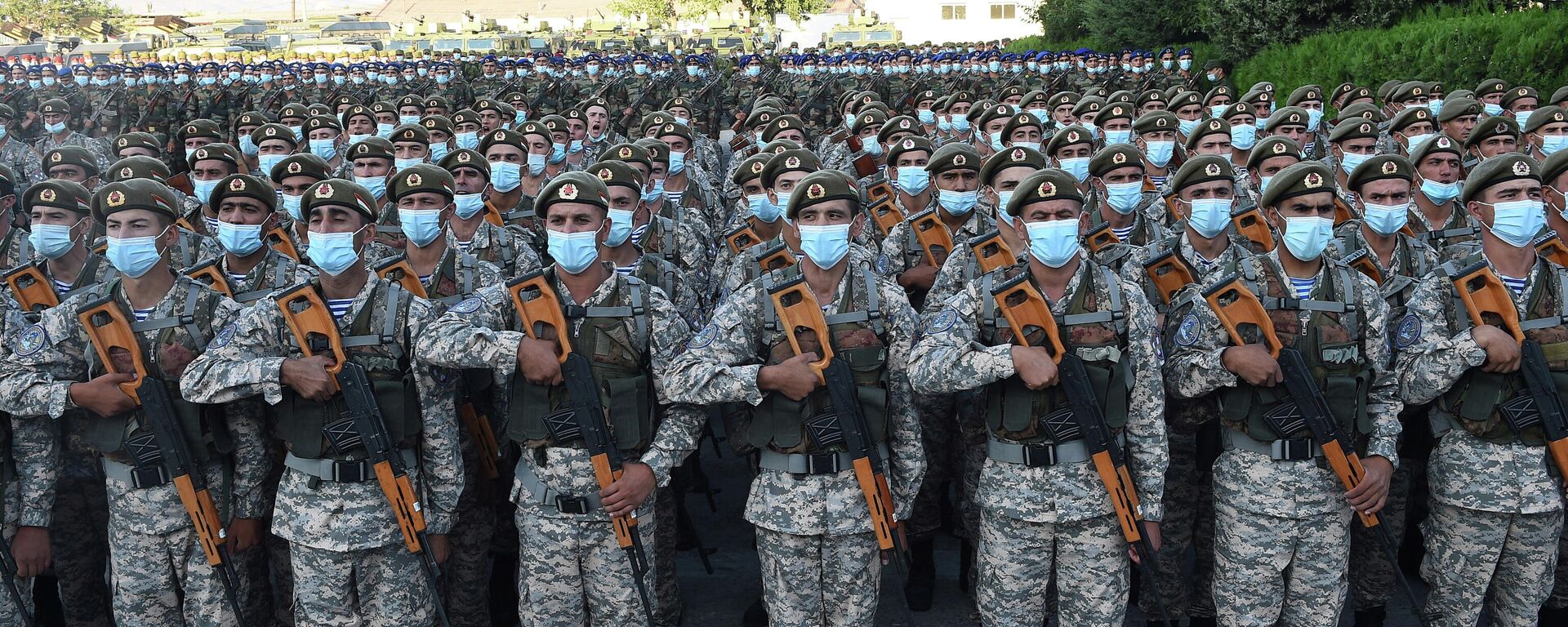 El desfile de las Fuerzas Armadas, reservistas y agentes de los cuerpos de seguridad de Tayikistán - Sputnik Mundo, 1920, 22.07.2021