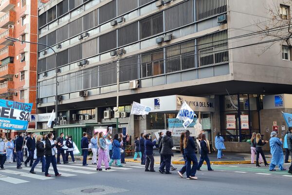 Trabajadores sanitarios reclaman afuera de las clínicas Bazterrica, Cemic y Del Sol, en el barrio porteño de Recoleta - Sputnik Mundo