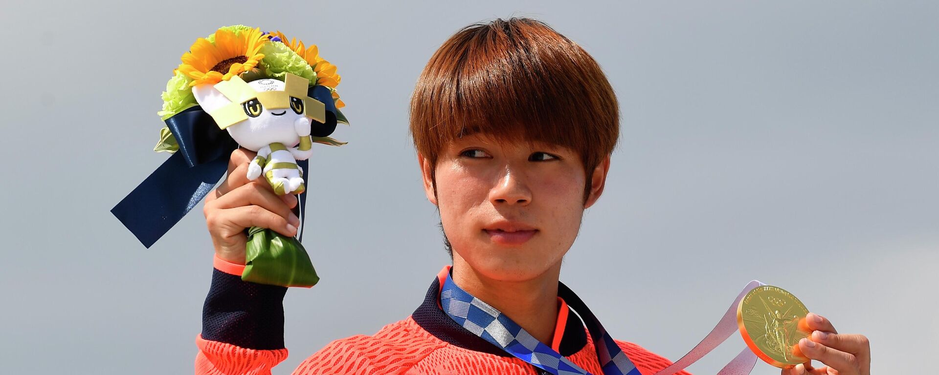 El skater japonés Yuto Horigome posa con su medalla de oro durante la ceremonia de entrega de premios, el 25 de julio de 2021, Tokio - Sputnik Mundo, 1920, 25.07.2021