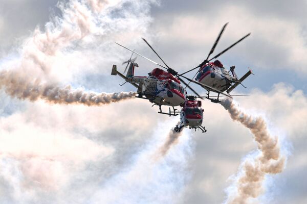 El equipo de helicópteros Indian Air Force participa en el programa de vuelos de demostración en el Salón Internacional de la Aviación y el Espacio MAKS 2021. - Sputnik Mundo