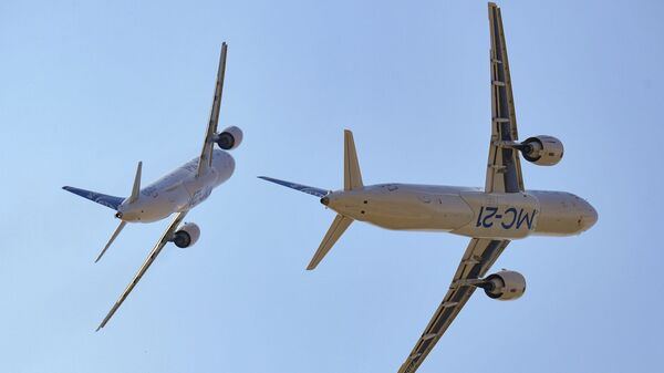 Пассажирские самолеты МС-21-300 и МС-21-310 во время выполнения летной программы на Международном авиационно-космическом салоне МАКС-2021 - Sputnik Mundo