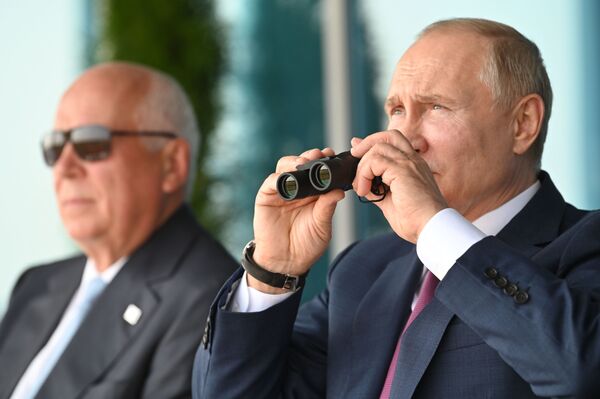El presidente de Rusia, Vladímir Putin, con el director general de la corporación estatal rusa Rostec, Serguéi Chémezov, durante el salón aeroespacial MAKS 2021. - Sputnik Mundo