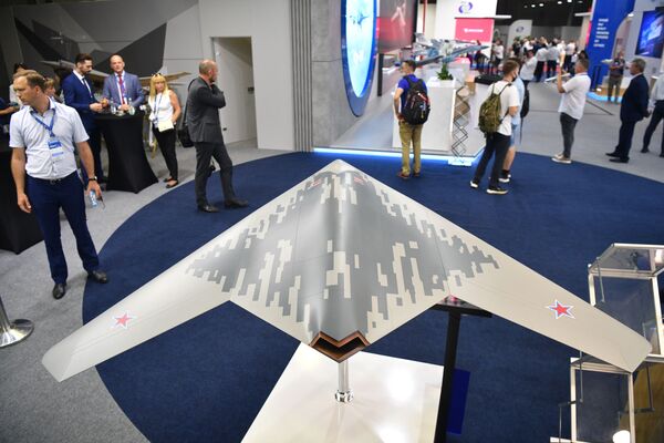 Una maqueta del dron S-70 Ojotnik presentada en el stand de la UAC durante el salón aeroespacial MAKS 2021. - Sputnik Mundo