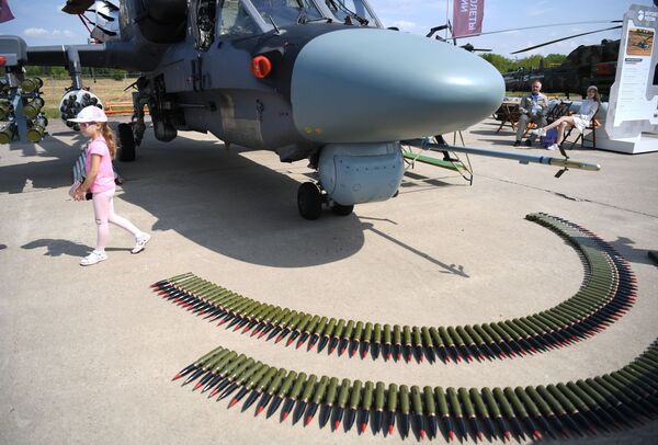 Una exposición estática del helicóptero de reconocimiento y ataque ruso Ka-52 con parte de su arsenal.  - Sputnik Mundo