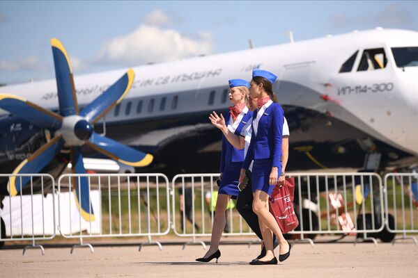 Unas azafatas cerca del avión de pasajeros regional Il-114-300. - Sputnik Mundo