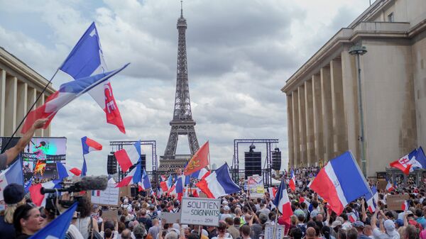 Miles de manifestantes se reúnen en la Plaza del Trocadero cerca de la Torre Eiffel para protestar contra pases sanitarios en París, Francia, el 24 de julio de 2021 - Sputnik Mundo