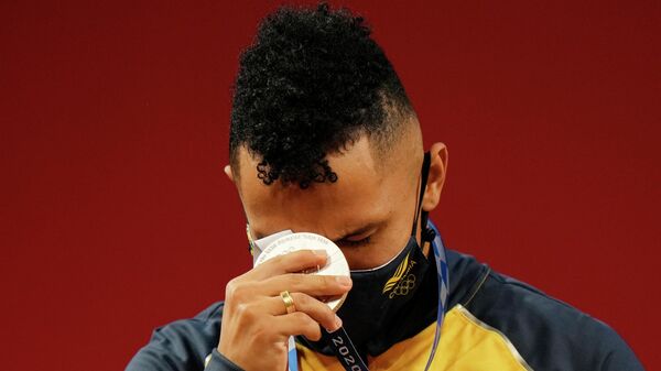 El colombiano Luis Javier Mosquera se hizo con la primera medalla de Colombia en los Juegos Olímpicos de Tokio 2020, al lograr la plata en la categoría de los 67 kilos masculinos de levantamiento de pesas - Sputnik Mundo