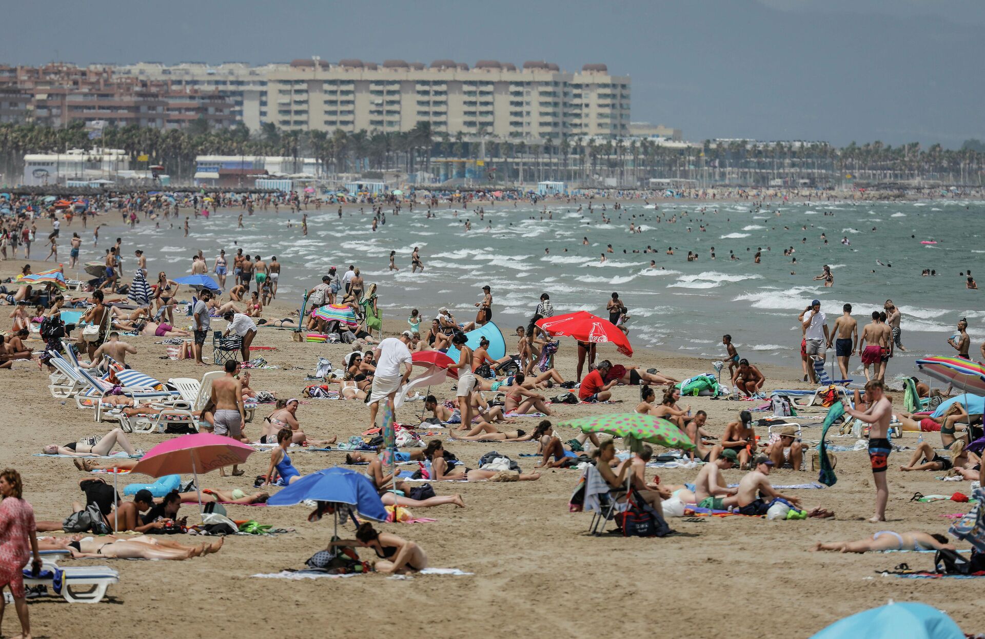 La Playa de la Malvarrosa repleta de gente en un día de alerta roja por altas temperaturas, a 12 de julio de 2021, en Valencia, Comunidad Valenciana (España).  - Sputnik Mundo, 1920, 26.07.2021