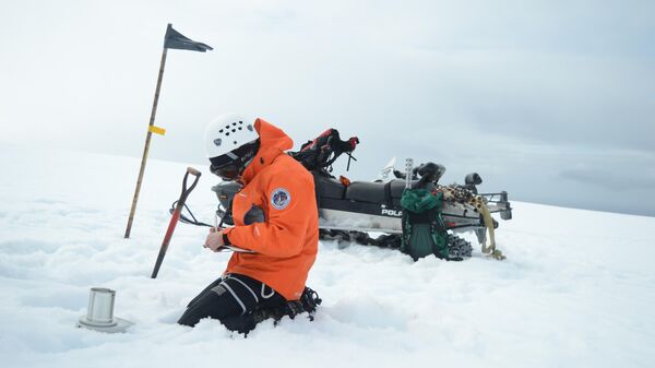 Trabajos de criología del Instituto Antártico en el glaciar Fourcade, cerca de la Base Carlini, isla 25 de Mayo - Sputnik Mundo