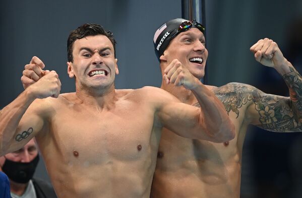 Los miembros del equipo de natación de EEUU celebran la victoria en el relevo 4 x 100 m estilo libre. - Sputnik Mundo
