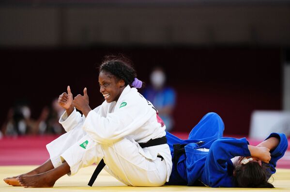 La atleta cubana Kaliema Antomarchi y la atleta holandesa Guusje Steenhuis durante la ronda de repesca del evento de menos de 78 kg femenino de judo olímpico. - Sputnik Mundo