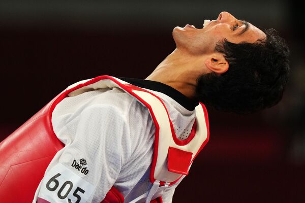 Seif Eissa, de Egipto, ganador de la medalla de bronce en la competencia masculina de taekwondo de menos de 80 kg celebra su hazaña. - Sputnik Mundo