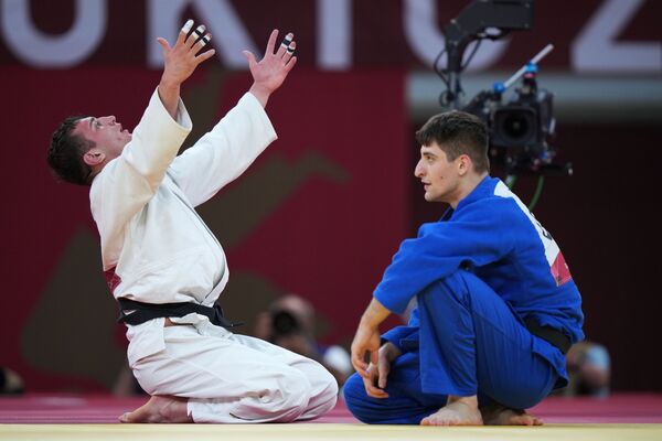 Lasha Bekauri, de Georgia, celebra su victoria en la final masculina de judo hasta 90 kg. - Sputnik Mundo