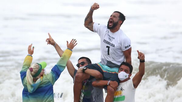 Italo Ferreira, de Brasil, celebra la conquista del oro en el primer torneo de surf en la historia de los Juegos Olímpicos. - Sputnik Mundo