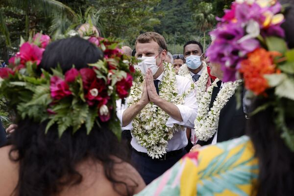El presidente francés Emmanuel Macron saluda a los locales durante una visita a la isla de Moorea, Polinesia Francesa. - Sputnik Mundo