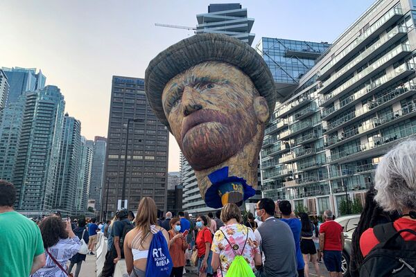 Un globo de 28 metros de altura hecho a semejanza del artista postimpresionista holandés Vincent Van Gogh se eleva sobre el paseo marítimo de Toronto (Canadá), como parte de la promoción de una exposición dedicada al artista en la ciudad. - Sputnik Mundo