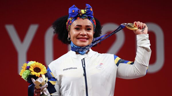 La halterófila ecuatoriana Neisi Dajomes con su medalla de oro, Tokio, el 1 de agosto de 2021 - Sputnik Mundo