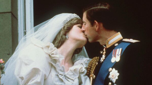 Lady Di junto al príncipe Carlos el día de su boda - Sputnik Mundo