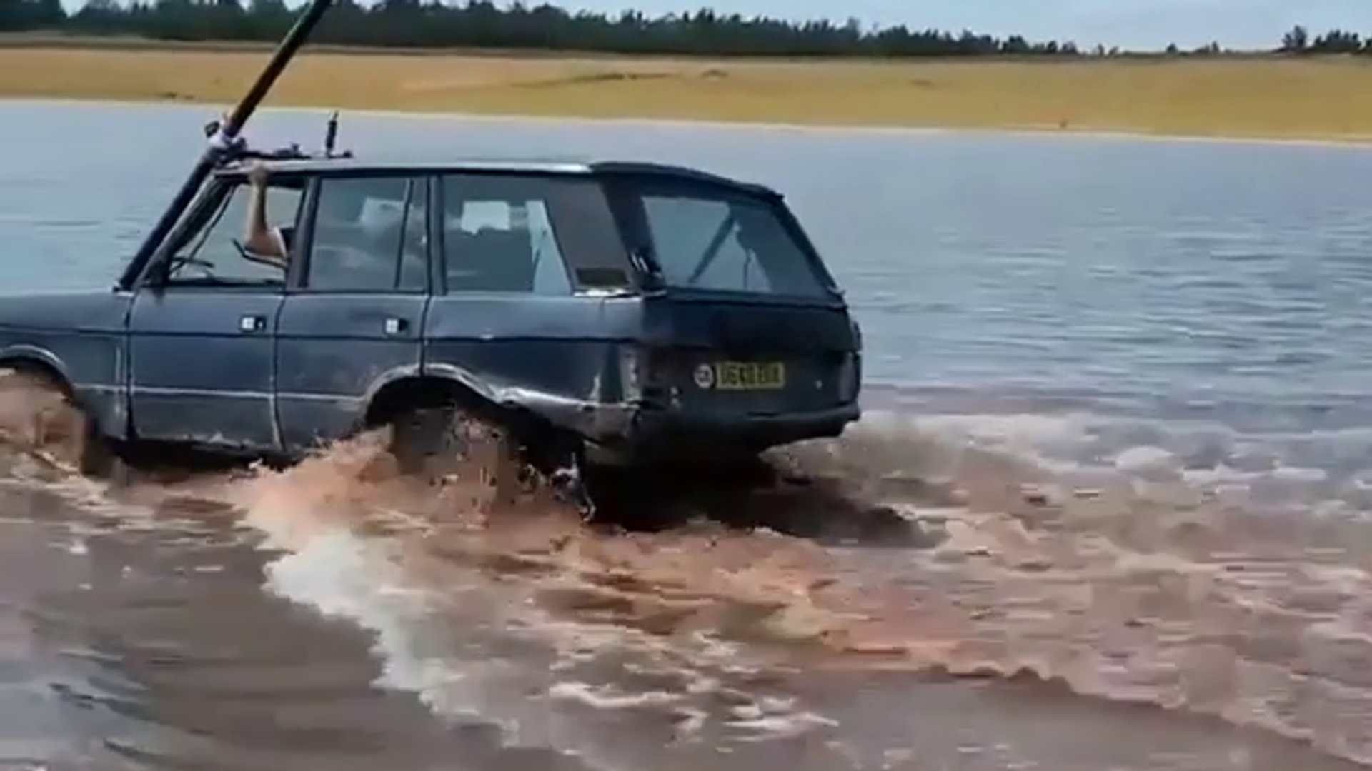Video: un antiguo Range Rover se sumerge por completo para cruzar un río por debajo del agua - Sputnik Mundo, 1920, 02.08.2021