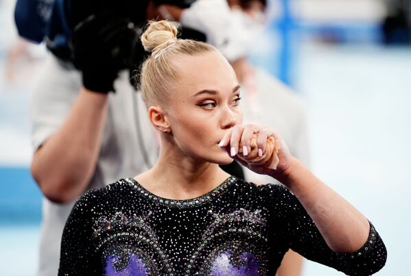 La atleta del Comité Olímpico Ruso Angelina Mélnikova tras realizar ejercicios en barras asimétricas en la final de  gimnasia femenina.  - Sputnik Mundo