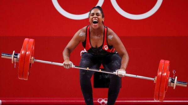 La atleta canadiense Kristel Ngarlem levanta pesas en el Foro Internacional de Tokio, el 1 de agosto de 2021.  - Sputnik Mundo