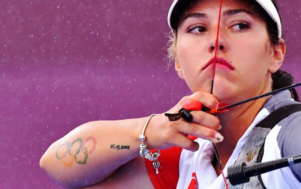 La deportista turca Yasemin Anagoz en acción durante los dieciseisavos de final en tiro con arco individual femenino, el 27 de julio de 2021. - Sputnik Mundo