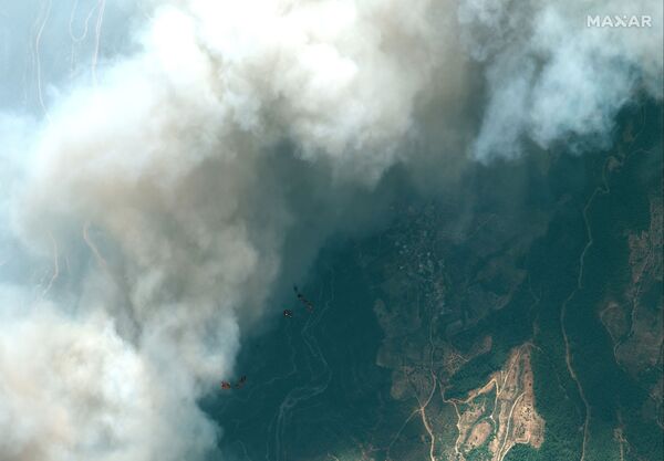 Una imagen por satélite de los incendios acercándose a la ciudad de Onal Kirtasiye, Turquía, el 29 de julio de 2021. - Sputnik Mundo
