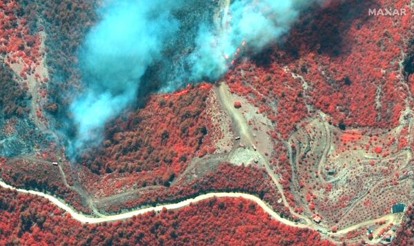 Una imagen infrarroja en color de la línea de fuego y de los equipos de bomberos, quienes intentan sofocar el incendio forestal cerca de Oymapinar, Turquía, el 29 de julio de 2021. - Sputnik Mundo