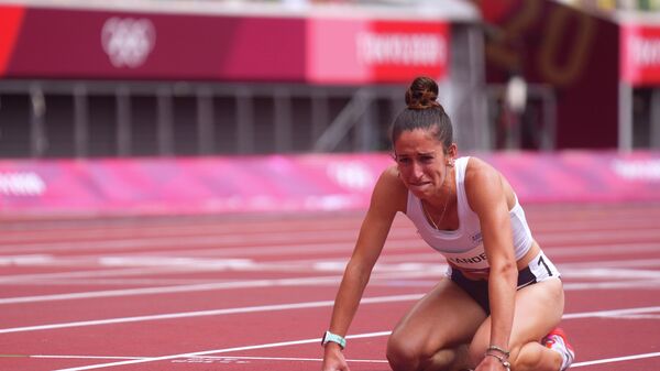 La atleta uruguaya María Pía Fernández emocionada tras completar la carrera de 1500 metros a pesar de una lesión - Sputnik Mundo