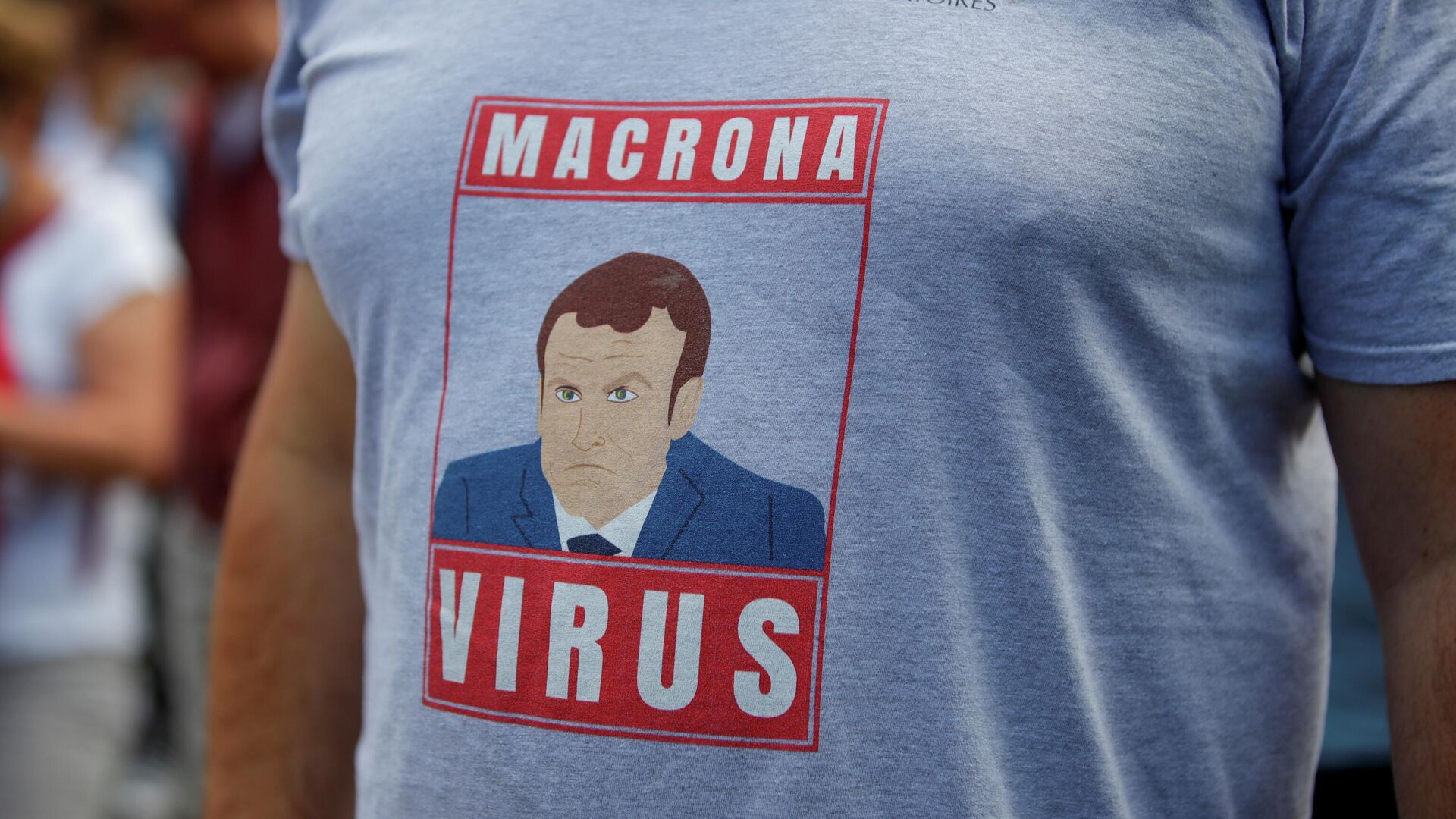 Un manifestante contra las medidas sanitarias de Emmanuel Macron en Francia - Sputnik Mundo, 1920, 03.08.2021