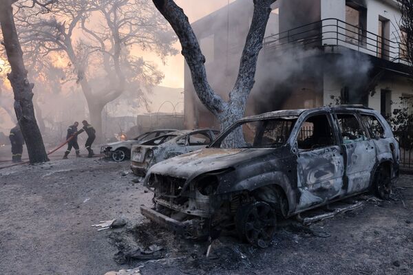 Unos automóviles arrasados por las llamas en Varympompi. - Sputnik Mundo