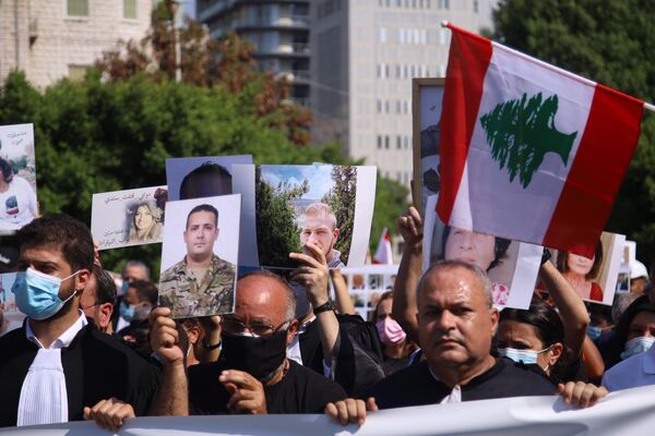 Una manifestación en Beirut con motivo del primer aniversario de la explosión en el puerto de la capital libanesa Una manifestación en Beirut con motivo del primer aniversario de la explosión en el puerto de la capital libanesa - Sputnik Mundo