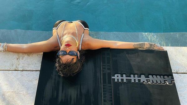 Rihanna en la piscina - Sputnik Mundo