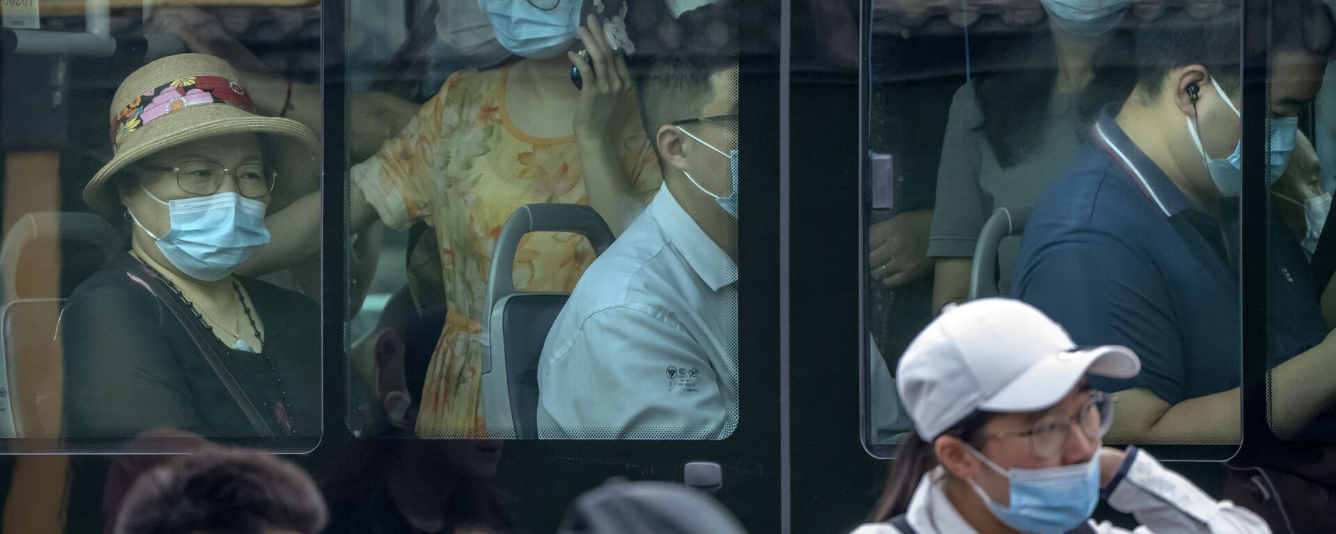 Люди в масках в автобусе в Пекине  - Sputnik Mundo, 1920, 13.12.2021