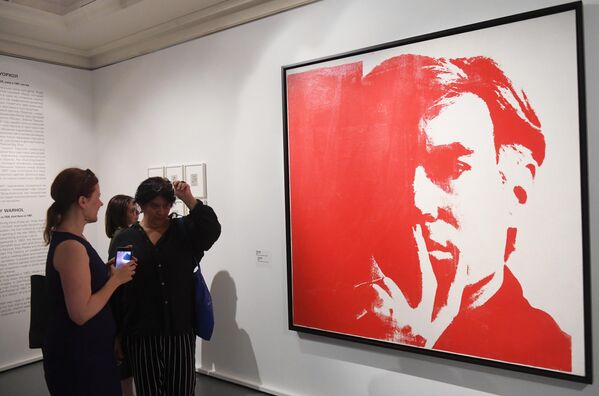 Hijos de padres eslovacos que emigraron a Estados Unidos, Warhol se graduó en diseño pictórico en el Instituto Carnegie de Tecnología en 1949. Luego, se mudó a la ciudad de Nueva York, donde se desempeñó como ilustrador comercial durante cerca de una década.En la foto: unas personas observan el autorretrato de Andy Warhol en una exhibición de algunas de sus obras en Moscú. - Sputnik Mundo